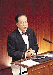曾荫权在立法会行政长官答问大会上呼吁议员支持政府方案。图片来源：香港文汇报