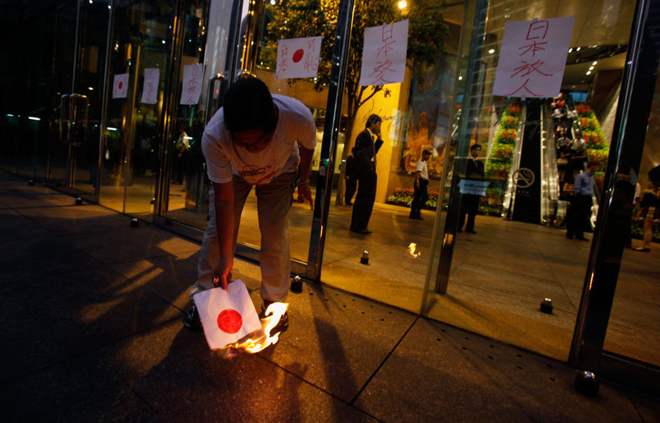 香港民众要求日本放人 烧日本国旗表示抗议