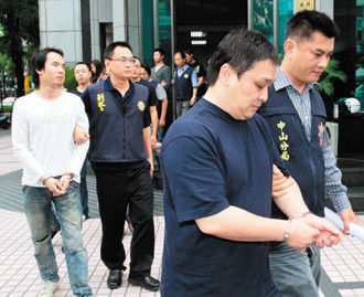 台北市与新北市连手扫荡竹联帮文武堂之各堂口据点，逮捕绰号“神经祥”的堂主张家祥（前）等十五名大哥及帮众。图片来源：台湾《联合报》