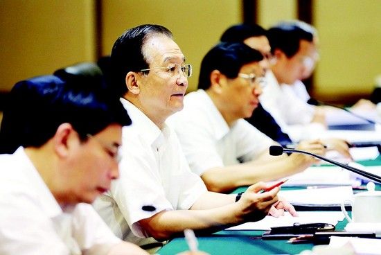 图为：温家宝主持召开座谈会，与河北、辽宁、江苏、湖北、广东、陕西六省负责人一起分析研究当前形势。 （新华社发）