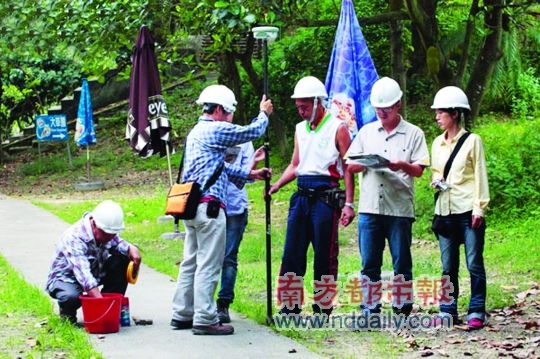 港府执法人员现场测量，以确定清拆范围。东方即时新闻供图