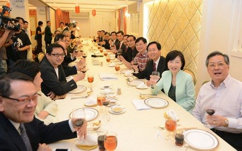 梁振英昨晚宴请一众议员，来自民建联、工联会、经济动力、专业会议等政团的26名立法会议员出席。 林良坚摄